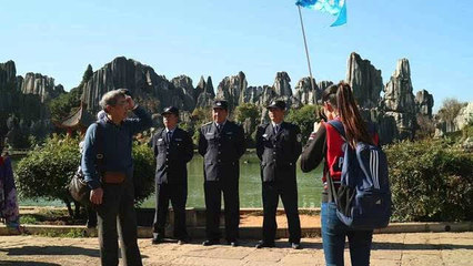 安徽游客拾金不昧 在石林景區(qū)傳遞正能量